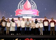 Wali Kota Tangerang H. Sachrudin saat memberikan trofi penghargaan kepada perwakilan pendonor darah sukarela dan pihak rumah sakit.