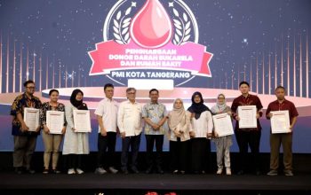 Wali Kota Tangerang H. Sachrudin saat memberikan trofi penghargaan kepada perwakilan pendonor darah sukarela dan pihak rumah sakit.