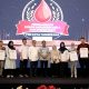Wali Kota Tangerang H. Sachrudin saat memberikan trofi penghargaan kepada perwakilan pendonor darah sukarela dan pihak rumah sakit.