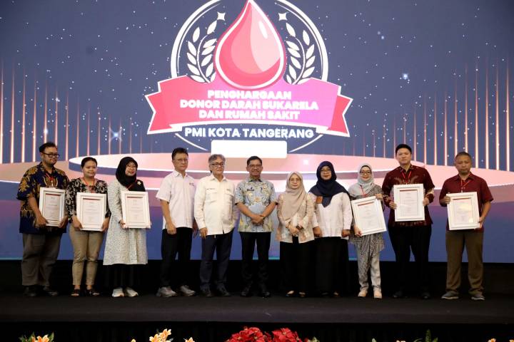Wali Kota Tangerang H. Sachrudin saat memberikan trofi penghargaan kepada perwakilan pendonor darah sukarela dan pihak rumah sakit.