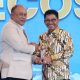 Wali Kota Tangerang Sachrudin memegang trofi penghargaan National Governance Awards 2026 kategori kesehatan ibu dan anak.