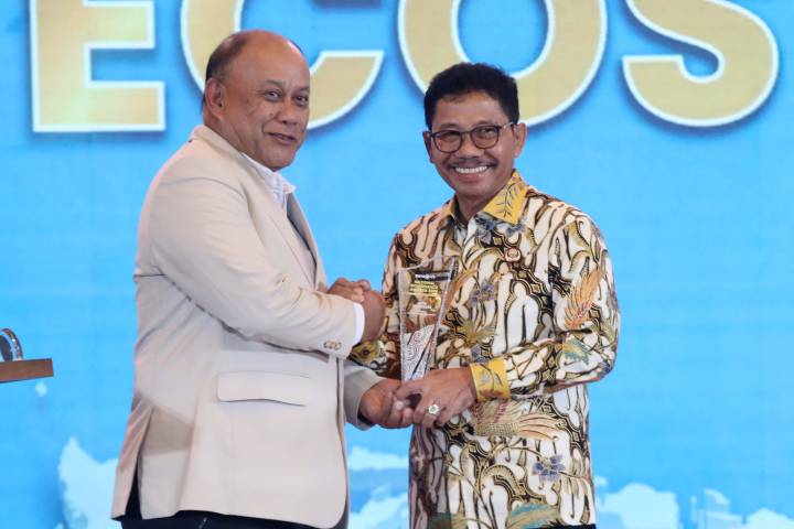 Wali Kota Tangerang Sachrudin memegang trofi penghargaan National Governance Awards 2026 kategori kesehatan ibu dan anak.