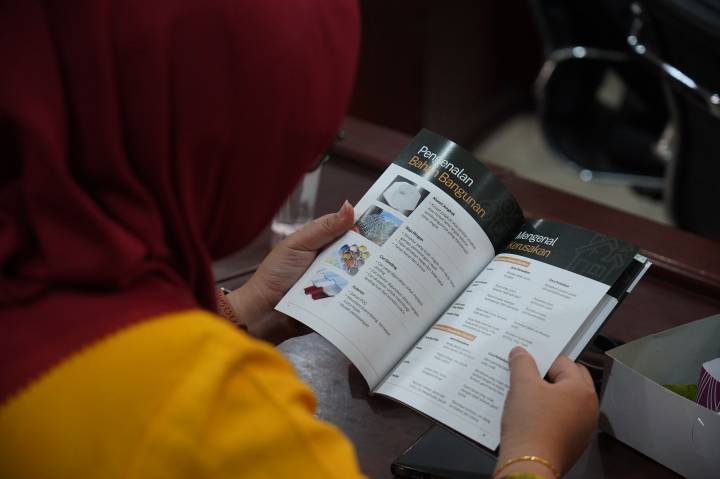 Wakil Wali Kota Tangerang H. Maryono memberikan arahan dalam sosialisasi perbaikan RTLH di hadapan pengurus Pokmas dan jajaran Disperkimtan.