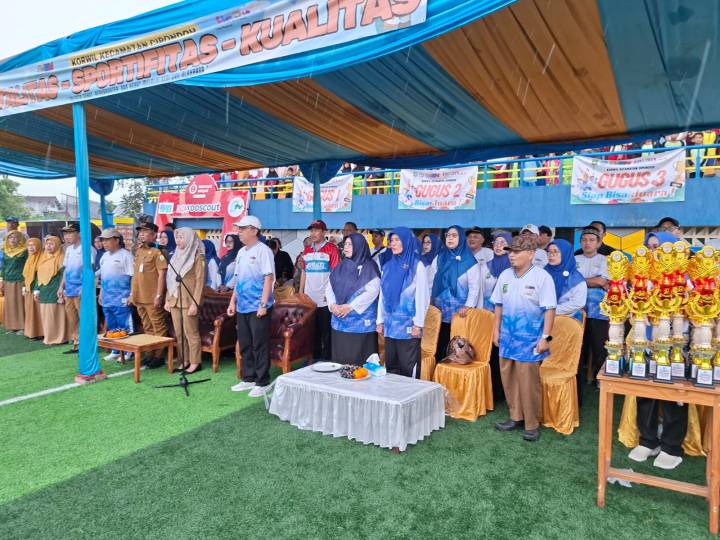 Suasana meriah pembukaan O2SN dan FLS3N tingkat Kecamatan Cipondoh di Stadion Mini Cipondoh yang dihadiri ratusan siswa.