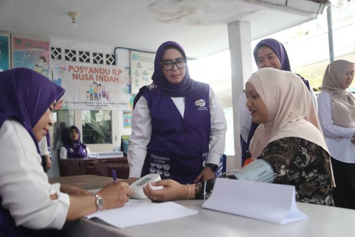 akil Ketua TP PKK Kota Tangerang Rini Rizqiyya Maryono saat memberikan pengarahan kepada kader Posyandu di Kelurahan Cipadu.