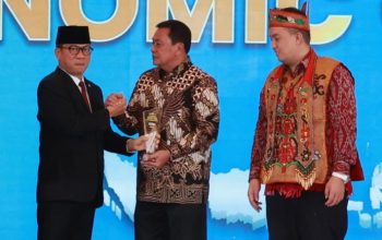 Bupati Tangerang Moch. Maesyal Rasyid saat menerima trofi National Governance Awards 2026 dari Menteri Desa PDT Yandri Susanto.