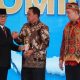 Bupati Tangerang Moch. Maesyal Rasyid saat menerima trofi National Governance Awards 2026 dari Menteri Desa PDT Yandri Susanto.