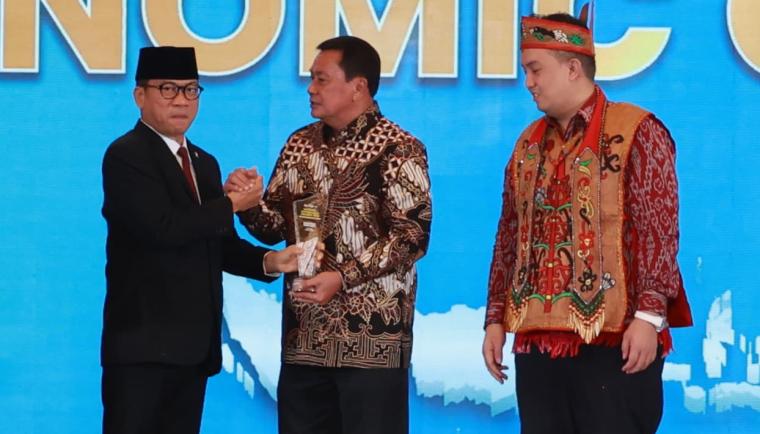 Bupati Tangerang Moch. Maesyal Rasyid saat menerima trofi National Governance Awards 2026 dari Menteri Desa PDT Yandri Susanto.