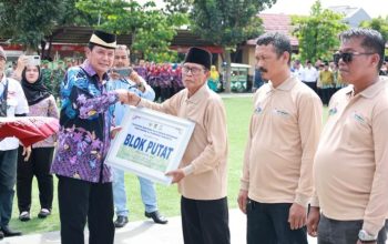 Bupati Tangerang Moch. Maesyal Rasyid secara simbolis menyerahkan kunci traktor bantuan Presiden Prabowo kepada perwakilan petani di Sepatan Timur.