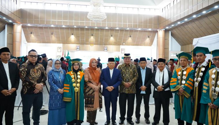 Bupati Tangerang Moch. Maesyal Rasyid saat memberikan sambutan di hadapan Wapres Ke-13 KH Ma'ruf Amin pada Wisuda USNB di GSG Tigaraksa.