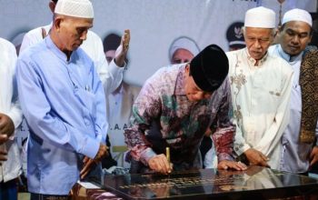 Bupati Tangerang Moch. Maesyal Rasyid saat menandatangani prasasti peresmian Masjid Madinatul Umidiah di Desa Bojong Renged.