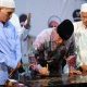Bupati Tangerang Moch. Maesyal Rasyid saat menandatangani prasasti peresmian Masjid Madinatul Umidiah di Desa Bojong Renged.