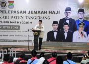 Bupati Tangerang Maesyal Rasyid menyalami jemaah haji saat acara pelepasan di Masjid Al-Amjad.