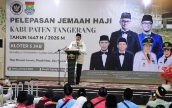 Bupati Tangerang Maesyal Rasyid menyalami jemaah haji saat acara pelepasan di Masjid Al-Amjad.