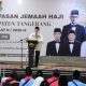 Bupati Tangerang Maesyal Rasyid menyalami jemaah haji saat acara pelepasan di Masjid Al-Amjad.