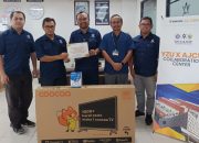 Prosesi penyerahan simbolis alat laboratorium dari Direktur YZUxAJCUI kepada pimpinan FBTI Unika Atma Jaya.