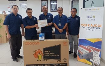 Prosesi penyerahan simbolis alat laboratorium dari Direktur YZUxAJCUI kepada pimpinan FBTI Unika Atma Jaya.