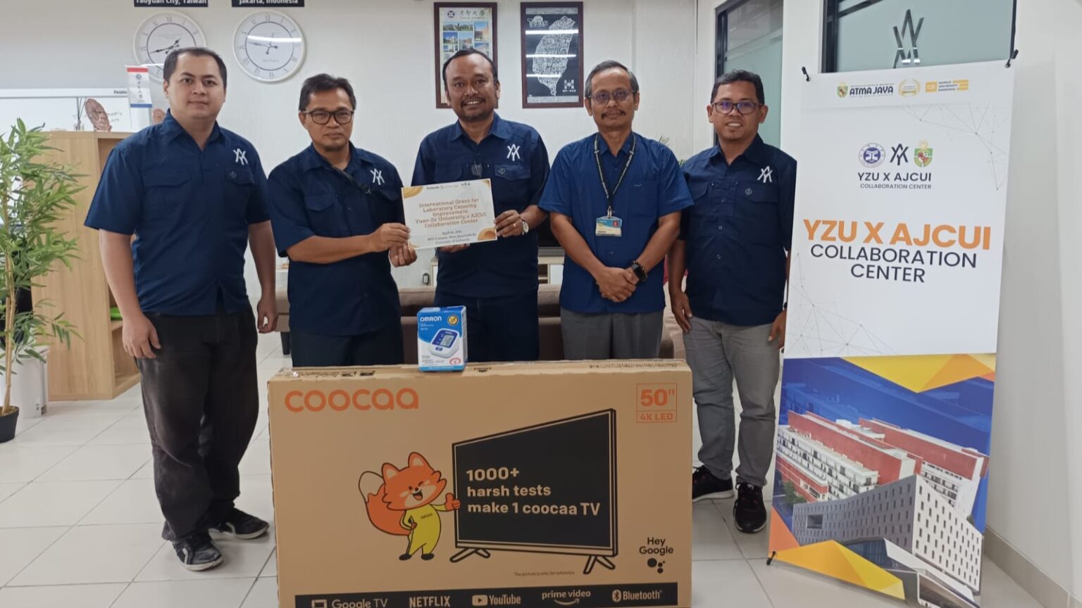 Prosesi penyerahan simbolis alat laboratorium dari Direktur YZUxAJCUI kepada pimpinan FBTI Unika Atma Jaya.