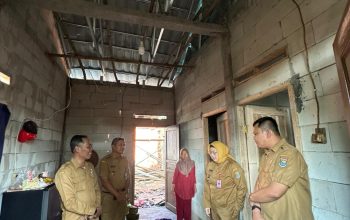 Wakil Bupati Tangerang Intan Nurul Hikmah berbincang hangat dengan Ibu Mursani di depan rumah yang sedang dalam proses renovasi di Tigaraksa.