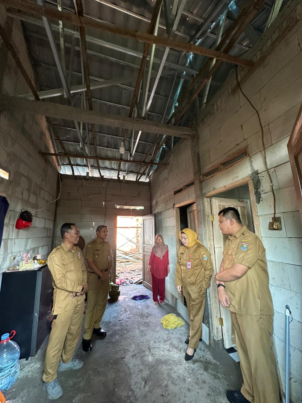 Wakil Bupati Tangerang Intan Nurul Hikmah berbincang hangat dengan Ibu Mursani di depan rumah yang sedang dalam proses renovasi di Tigaraksa.