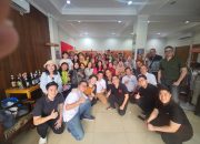 Peserta kunjungan komunitas pengusaha berdiskusi interaktif dengan generasi ke-4 penerus Kecap SH di area pabrik yang bersejarah.