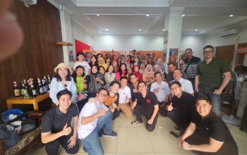 Peserta kunjungan komunitas pengusaha berdiskusi interaktif dengan generasi ke-4 penerus Kecap SH di area pabrik yang bersejarah.