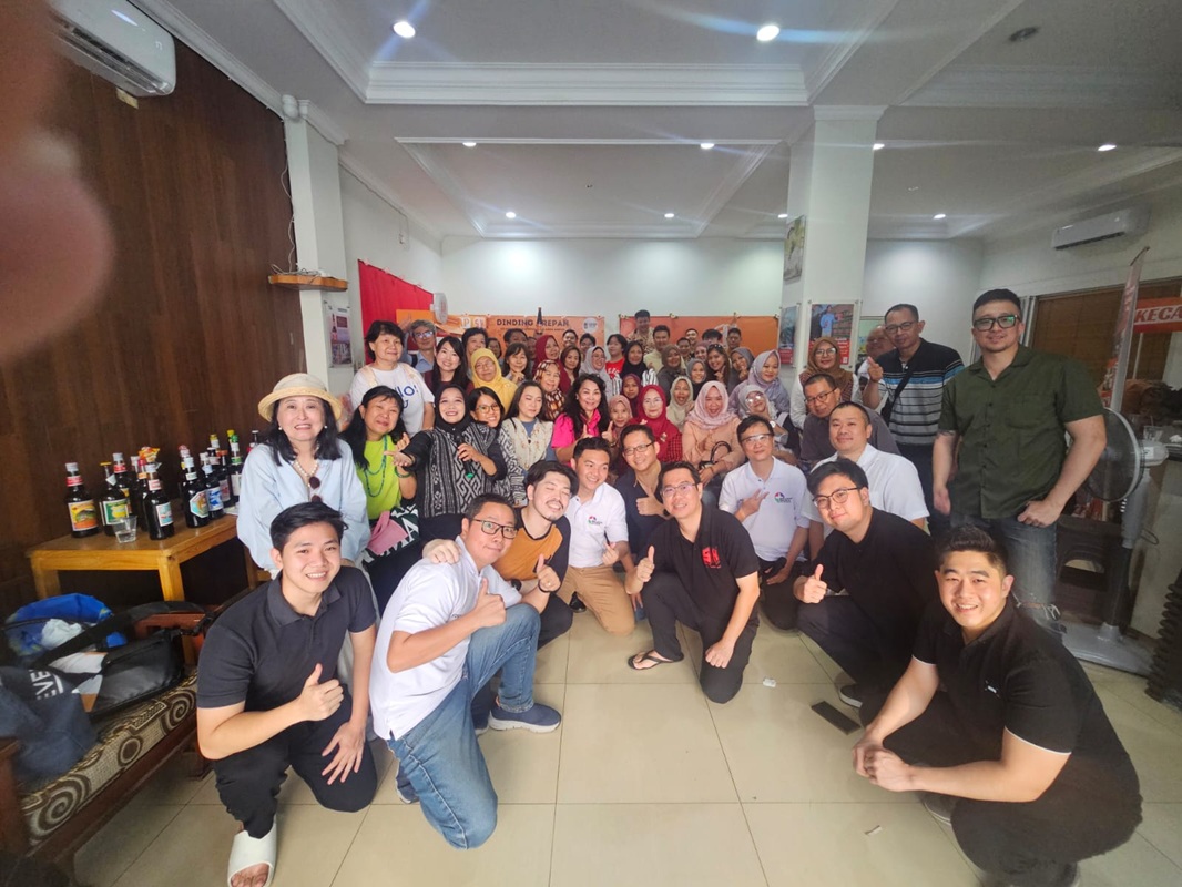 Peserta kunjungan komunitas pengusaha berdiskusi interaktif dengan generasi ke-4 penerus Kecap SH di area pabrik yang bersejarah.