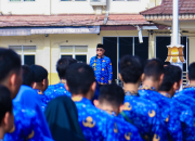 Wali Kota Tangerang Selatan Benyamin Davnie saat memimpin apel Hari Kesadaran Nasional di hadapan jajaran ASN Pemerintah Kota Tangerang Selatan.