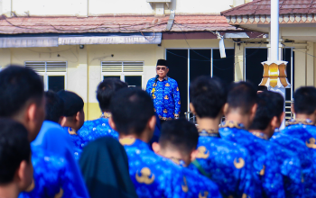 Wali Kota Tangerang Selatan Benyamin Davnie saat memimpin apel Hari Kesadaran Nasional di hadapan jajaran ASN Pemerintah Kota Tangerang Selatan.