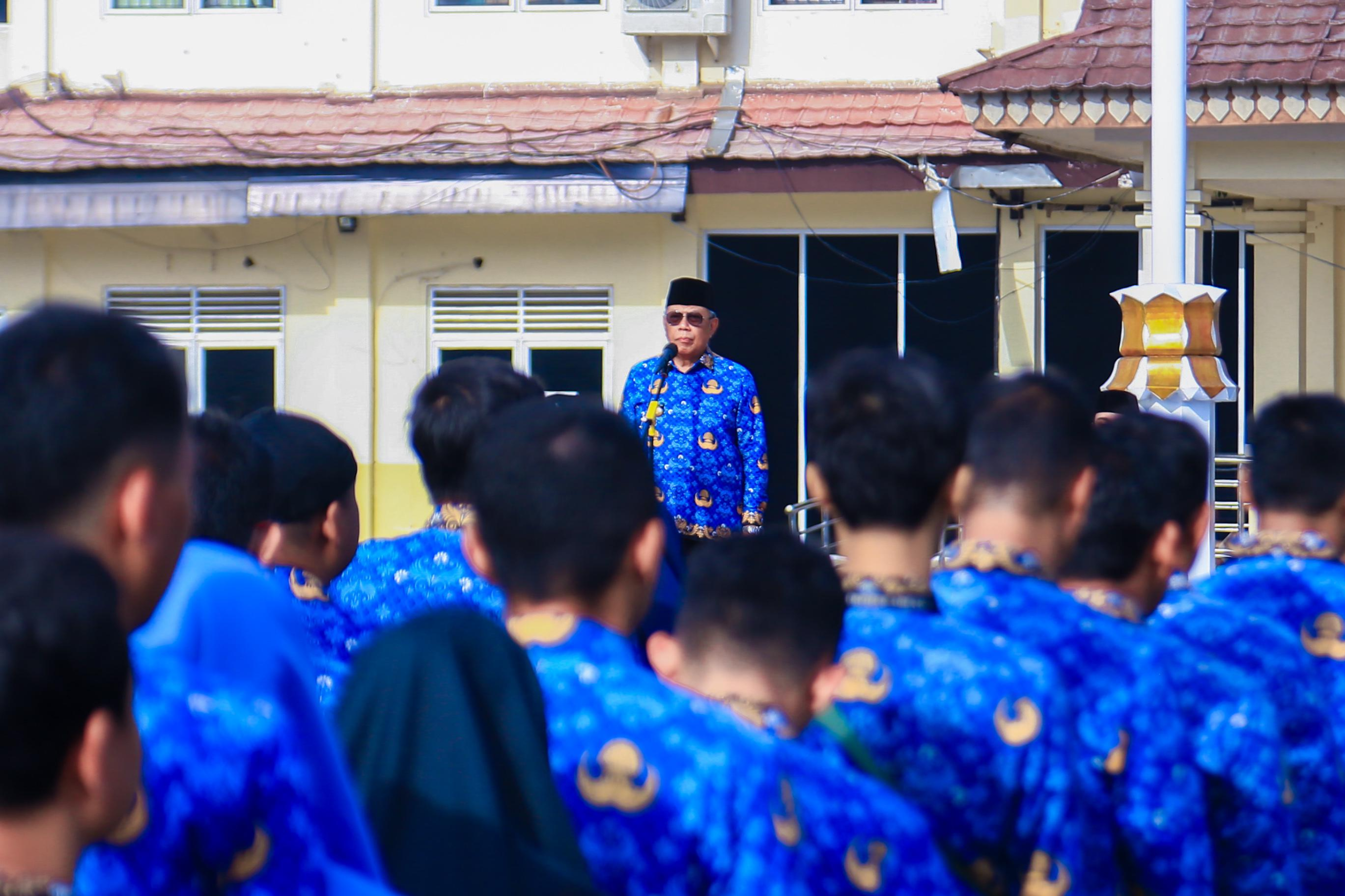 Wali Kota Tangerang Selatan Benyamin Davnie saat memimpin apel Hari Kesadaran Nasional di hadapan jajaran ASN Pemerintah Kota Tangerang Selatan.