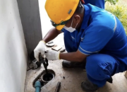 Petugas teknis Perumda Tirta Benteng sedang mengalibrasi meter air baru di pemukiman warga untuk memastikan akurasi data.