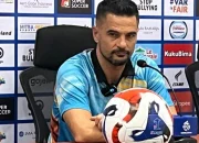 Potret Carlos Pena saat memimpin sesi latihan Persita Tangerang di Banten International Stadium