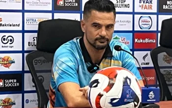 Potret Carlos Pena saat memimpin sesi latihan Persita Tangerang di Banten International Stadium