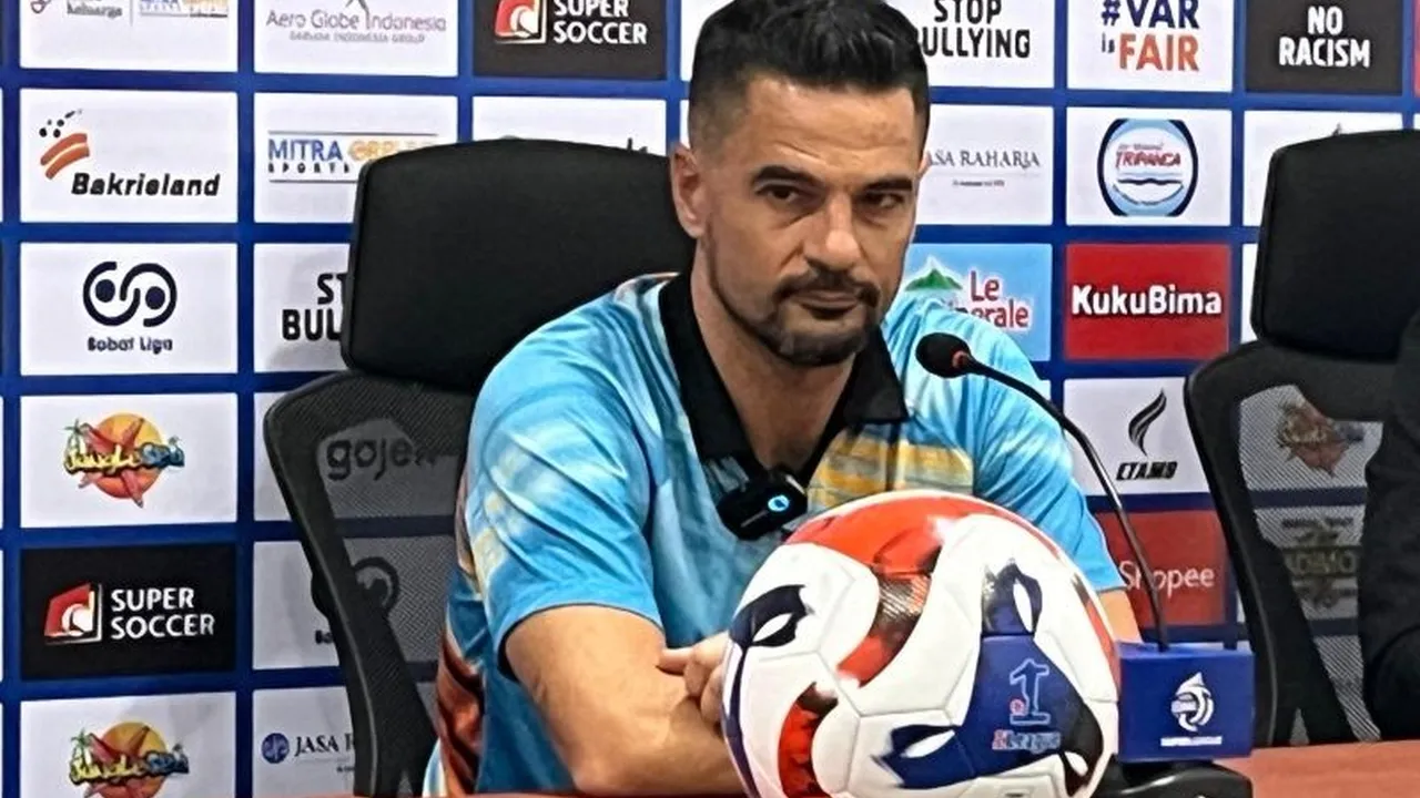 Potret Carlos Pena saat memimpin sesi latihan Persita Tangerang di Banten International Stadium