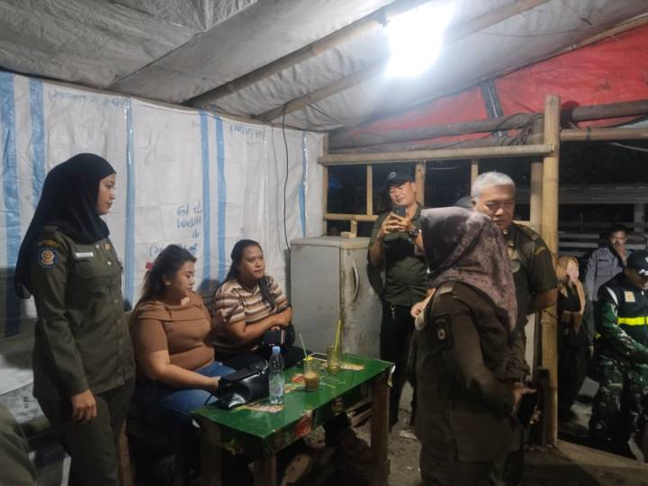 Satpol PP Kota Tangerang merazia warung karaoke dan miras di Periuk