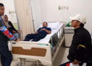 Visualisasi kepedulian pimpinan BPBD Kota Tangerang saat menjenguk petugas Damkar di rumah sakit.