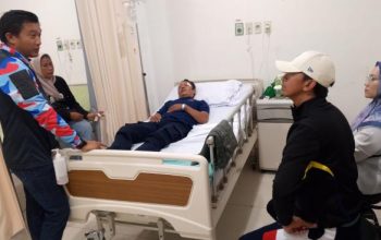 Visualisasi kepedulian pimpinan BPBD Kota Tangerang saat menjenguk petugas Damkar di rumah sakit.