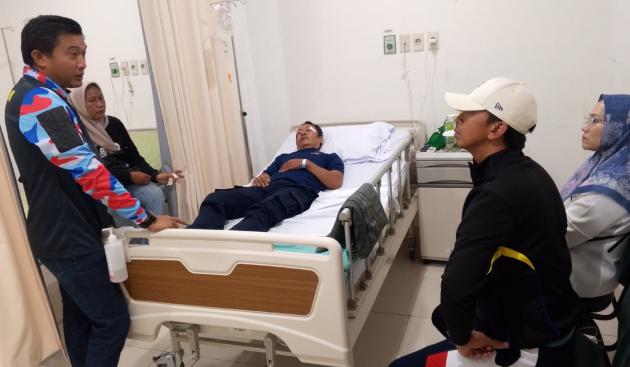 Visualisasi kepedulian pimpinan BPBD Kota Tangerang saat menjenguk petugas Damkar di rumah sakit.