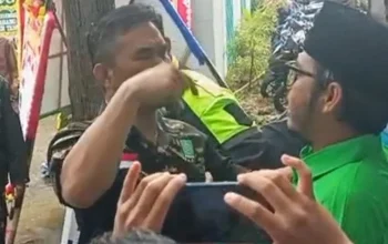 Kondisi di lokasi Muscab PKB Kabupaten Tangerang saat sejumlah kader menyampaikan protes dan membentangkan spanduk aspirasi.