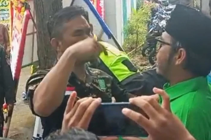 Kondisi di lokasi Muscab PKB Kabupaten Tangerang saat sejumlah kader menyampaikan protes dan membentangkan spanduk aspirasi.