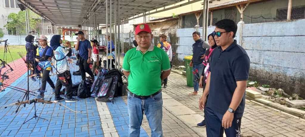 Kaonang Dispora Kota Tangerang meninjau tes fisik atlet pelajar PPLPD di GOR Nambo Jaya Karawaci.