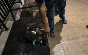 Petugas kepolisian melakukan olah TKP di area kolam renang yang terdampak lemparan tabung uap di Ciputat Timur.