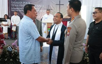 Bupati Tangerang Moch. Maesyal Rasyid didampingi Dandim dan Kapolres sedang berdialog akrab dengan pengurus jemaat di dalam aula gedung pemerintah.