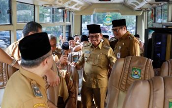 Foto Wali Kota Sachrudin dan jajaran OPD tersenyum di dalam Bus Tayo saat menuju kediaman tokoh kota