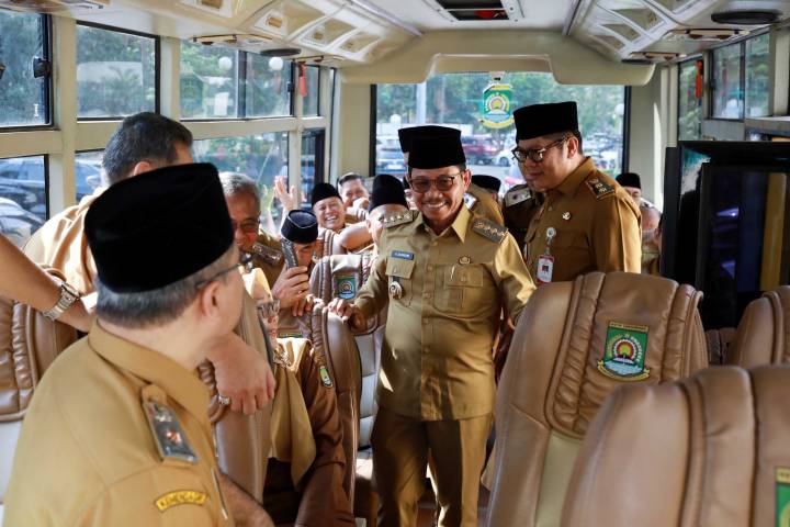 Foto Wali Kota Sachrudin dan jajaran OPD tersenyum di dalam Bus Tayo saat menuju kediaman tokoh kota