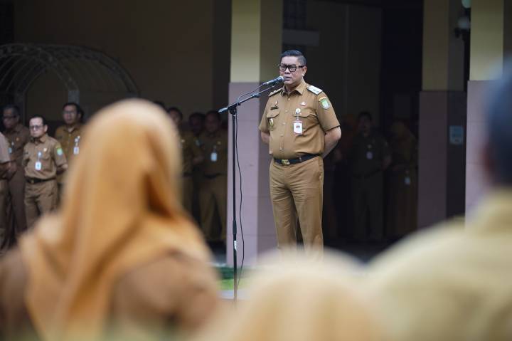 Wakil Wali Kota Tangerang H. Maryono memberikan arahan saat apel pagi di hadapan barisan ASN di depan gedung Pusat Pemerintahan Kota Tangerang.