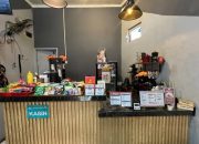 Suasana santai di Warkop Nan Kopi Ciledug dengan pelanggan yang sedang menikmati kopi manual brew di area semi-outdoor.