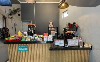 Suasana santai di Warkop Nan Kopi Ciledug dengan pelanggan yang sedang menikmati kopi manual brew di area semi-outdoor.