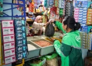 Pemilik kendaraan kini bisa memperpanjang STNK tanpa KTP pemilik lama, terutama untuk kendaraan bekas. Kini, persyaratan menunjukkan KTP pemilik lama saat pengesahan STNK tahunan sudah tidak berlaku dan digantikan dengan prosedur baru, yakni mengisi formulir pernyataan di Samsat. Jadi sekarang masyarakat yang hendak memperpanjang STNK kini cukup membawa KTP pemilik baru serta STNK kendaraan, tanpa perlu lagi mencari data atau identitas pemilik sebelumnya. Kebijakan ini sudah berlaku di Jawa Barat yang rencananya akan berlaku secara nasional. Dirregident Korlantas Polri Brigjen Pol Wibowo menyatakan kebijakan ini dibuat untuk memudahkan masyarakat, terutama pembeli kendaraan bekas yang belum balik nama. Wibowo menyampaikan bahwa pihaknya telah berkoordinasi dengan pemerintah daerah untuk tetap menerima proses pengesahan kendaraan yang sudah berpindah tangan. Dengan begitu, masyarakat tetap bisa membayar pajak, namun tetap diarahkan agar segera melakukan proses balik nama. “Makanya nanti pada saat terjadi yang demikian, masyarakat datang ingin bayar pajak, ingin melakukan pengesahan terhadap kendaraan yang sudah berpindah tangan atau berpindah kepemilikan, nanti akan kami berikan formulir pernyataan di Samsat,” kata Wibowo, dikutip dari Kompas, Kamis (23/4/2026). Formulir ini berisi pernyataan bahwa pemohon adalah pemilik kendaraan yang sah, permohonan pemblokiran data ke depan, serta kesanggupan untuk melakukan balik nama pada tahun berikutnya. “Jadi sekarang masyarakat datang ke Samsat, yang ternyata masyarakat tersebut adalah pemilik baru dan tidak sesuai dengan STNK atau dokumen kendaraan bermotornya, tetap kami layani. Tetapi kami arahkan,” tambah Wibowo. Berikut poin-poin ringkasnya: 1. Pemilik kendaraan kini bisa memperpanjang STNK tanpa KTP pemilik lama, terutama untuk kendaraan bekas. 2. Syarat lama diganti dengan pengisian formulir pernyataan di Samsat. 3. Cukup membawa KTP pemilik baru dan STNK kendaraan. 4. Proses pengesahan tetap dilayani meski data pemilik berbeda. 5. Pemohon akan diminta mengisi formulir pernyataan sebagai pemilik sah. 6. Formulir juga berisi permohonan blokir data lama dan komitmen untuk balik nama.