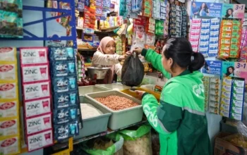 Pemilik kendaraan kini bisa memperpanjang STNK tanpa KTP pemilik lama, terutama untuk kendaraan bekas. Kini, persyaratan menunjukkan KTP pemilik lama saat pengesahan STNK tahunan sudah tidak berlaku dan digantikan dengan prosedur baru, yakni mengisi formulir pernyataan di Samsat. Jadi sekarang masyarakat yang hendak memperpanjang STNK kini cukup membawa KTP pemilik baru serta STNK kendaraan, tanpa perlu lagi mencari data atau identitas pemilik sebelumnya. Kebijakan ini sudah berlaku di Jawa Barat yang rencananya akan berlaku secara nasional. Dirregident Korlantas Polri Brigjen Pol Wibowo menyatakan kebijakan ini dibuat untuk memudahkan masyarakat, terutama pembeli kendaraan bekas yang belum balik nama. Wibowo menyampaikan bahwa pihaknya telah berkoordinasi dengan pemerintah daerah untuk tetap menerima proses pengesahan kendaraan yang sudah berpindah tangan. Dengan begitu, masyarakat tetap bisa membayar pajak, namun tetap diarahkan agar segera melakukan proses balik nama. “Makanya nanti pada saat terjadi yang demikian, masyarakat datang ingin bayar pajak, ingin melakukan pengesahan terhadap kendaraan yang sudah berpindah tangan atau berpindah kepemilikan, nanti akan kami berikan formulir pernyataan di Samsat,” kata Wibowo, dikutip dari Kompas, Kamis (23/4/2026). Formulir ini berisi pernyataan bahwa pemohon adalah pemilik kendaraan yang sah, permohonan pemblokiran data ke depan, serta kesanggupan untuk melakukan balik nama pada tahun berikutnya. “Jadi sekarang masyarakat datang ke Samsat, yang ternyata masyarakat tersebut adalah pemilik baru dan tidak sesuai dengan STNK atau dokumen kendaraan bermotornya, tetap kami layani. Tetapi kami arahkan,” tambah Wibowo. Berikut poin-poin ringkasnya: 1. Pemilik kendaraan kini bisa memperpanjang STNK tanpa KTP pemilik lama, terutama untuk kendaraan bekas. 2. Syarat lama diganti dengan pengisian formulir pernyataan di Samsat. 3. Cukup membawa KTP pemilik baru dan STNK kendaraan. 4. Proses pengesahan tetap dilayani meski data pemilik berbeda. 5. Pemohon akan diminta mengisi formulir pernyataan sebagai pemilik sah. 6. Formulir juga berisi permohonan blokir data lama dan komitmen untuk balik nama.